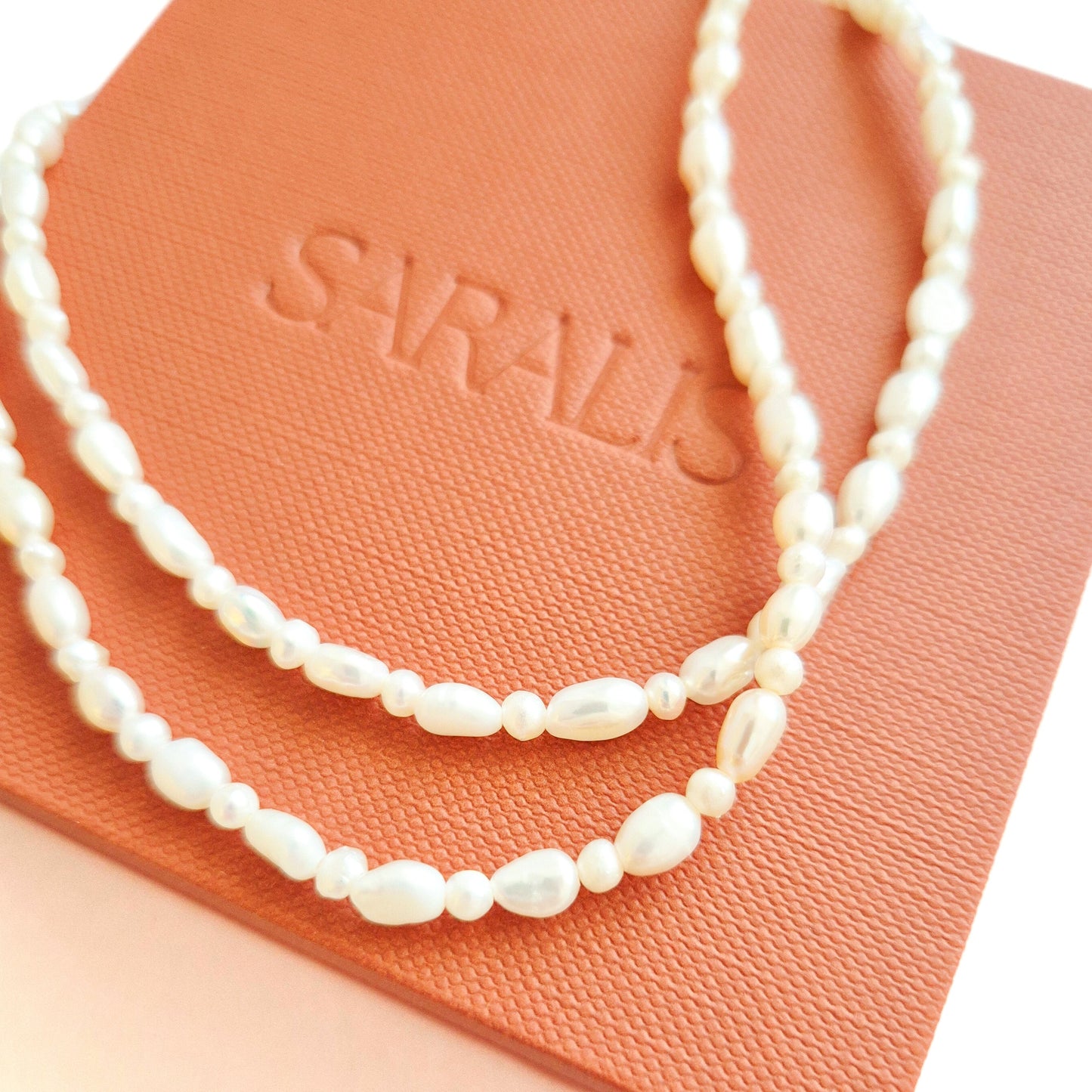 Colier perle naturale  de dimensiuni diferite, intercalate, cadou craciun, Saralis