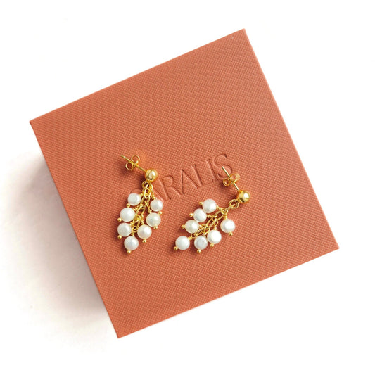 cercei cu perle  albe delicate din argint placat cu aur de 24k, realizati manual in atelierul Saralis si ambalaj premium de cadou