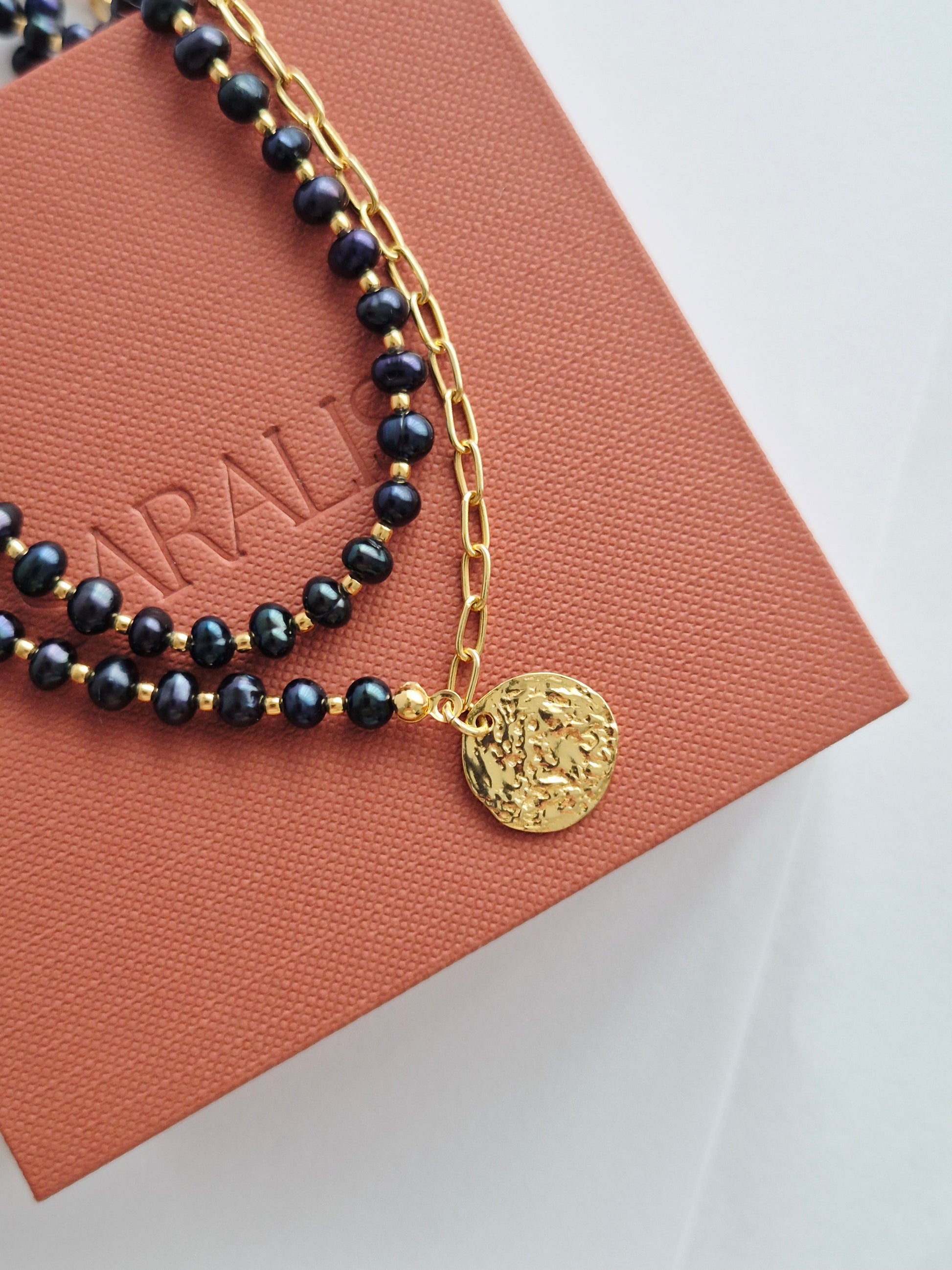 colier cu perle negre si argint placat cu aur de 24k, realizat manual in atelierul Saralis si ambalaj premium de cadou