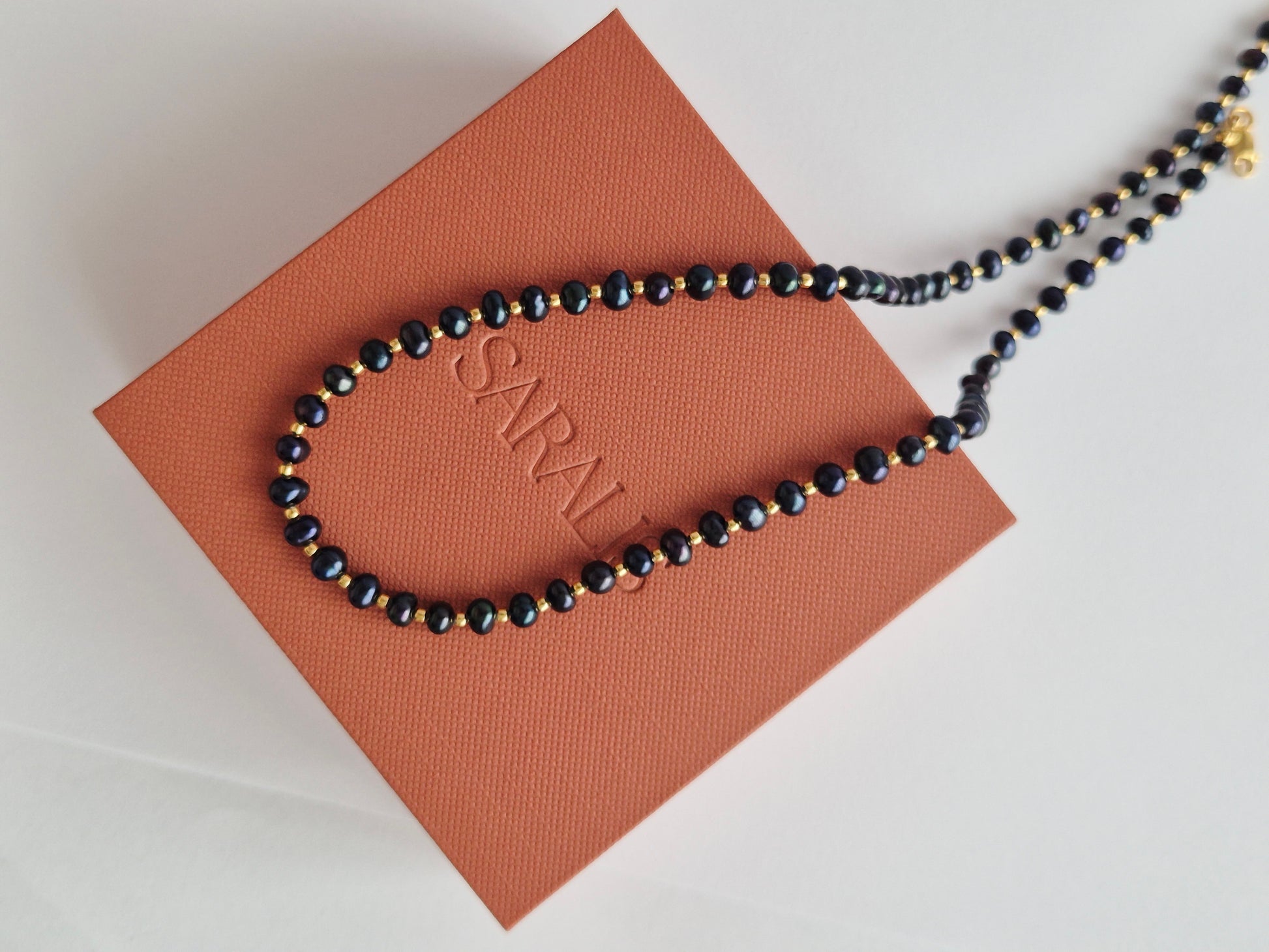 colier cu perle negre si argint placat cu aur de 24k, realizat manual in atelierul Saralis si ambalaj premium de cadou