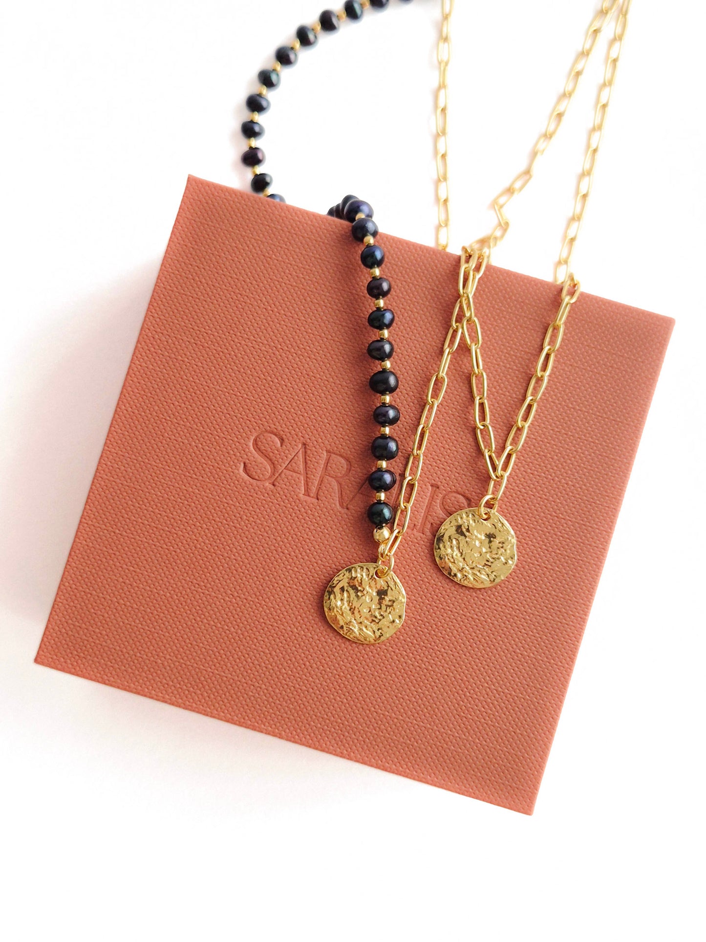 colier din perle negre si  lant cu pandantiv din argint placat cu aur de 24k, realizat manual in atelierul Saralis si ambalaj premium de cadou