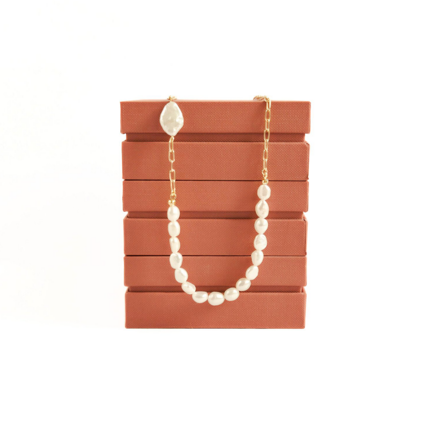 colier din argint placat cu aur de 24k si perle baroc, realizat manual in atelierul Saralis