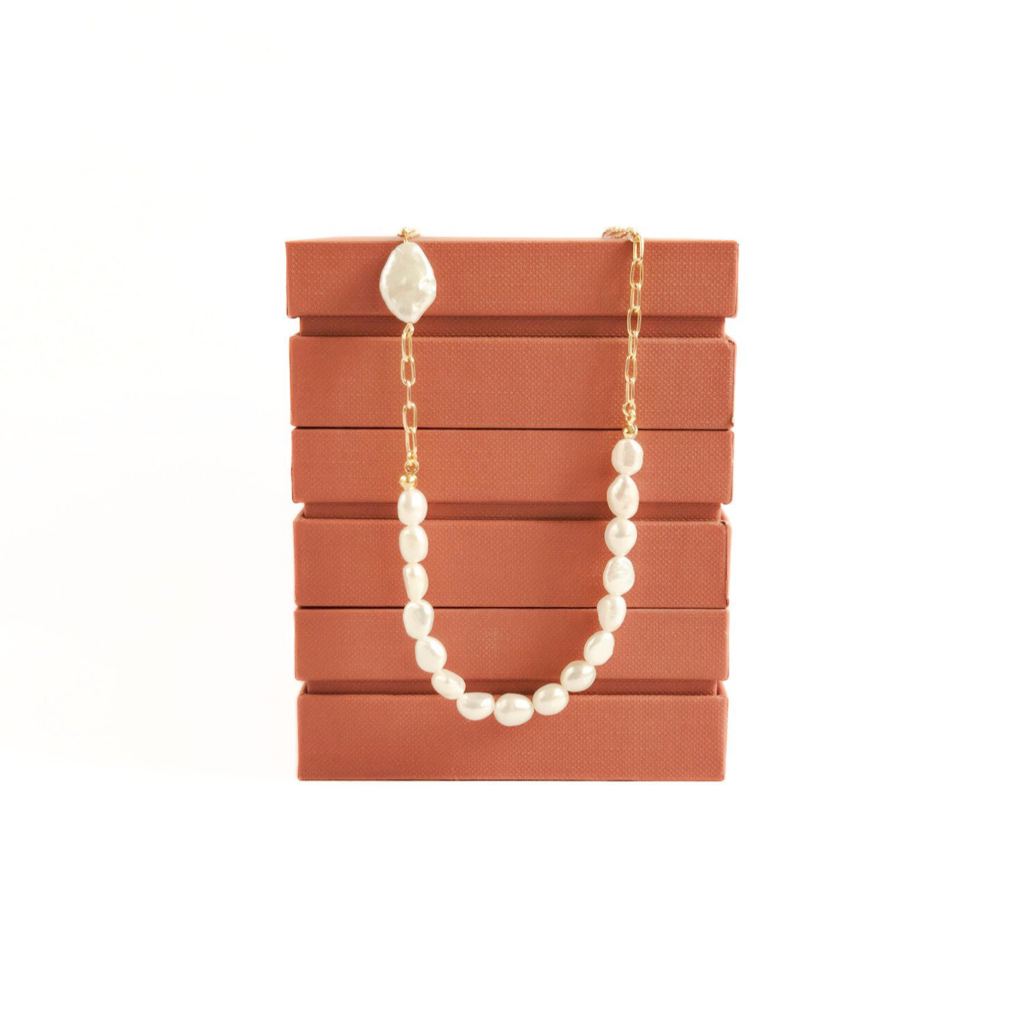 colier din argint placat cu aur de 24k si perle baroc, realizat manual in atelierul Saralis