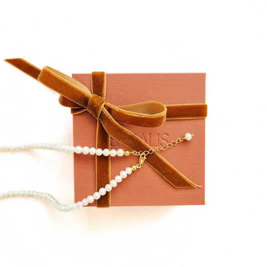 Colier realizat manual din argint 925 placat cu aur 24K, perle de cultura rotunde, cadou Craciun, designer roman