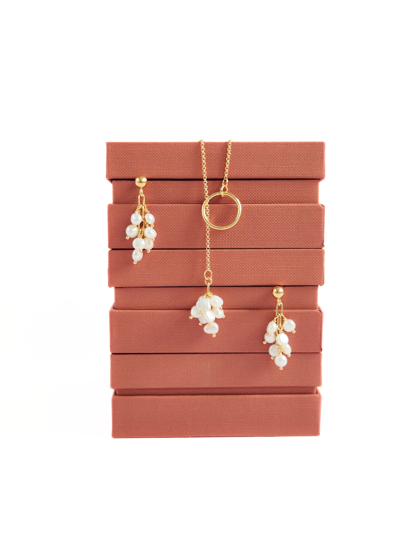 colier din argint placat cu aur cu perle tip cascada, realizat manual in atelierul Saralis