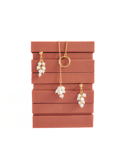 colier din argint placat cu aur cu perle tip cascada, realizat manual in atelierul Saralis