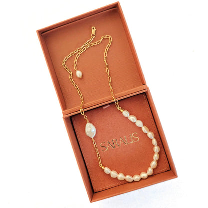 colier din argint placat cu aur de 24k si perle baroc, realizat manual in atelierul Saralis