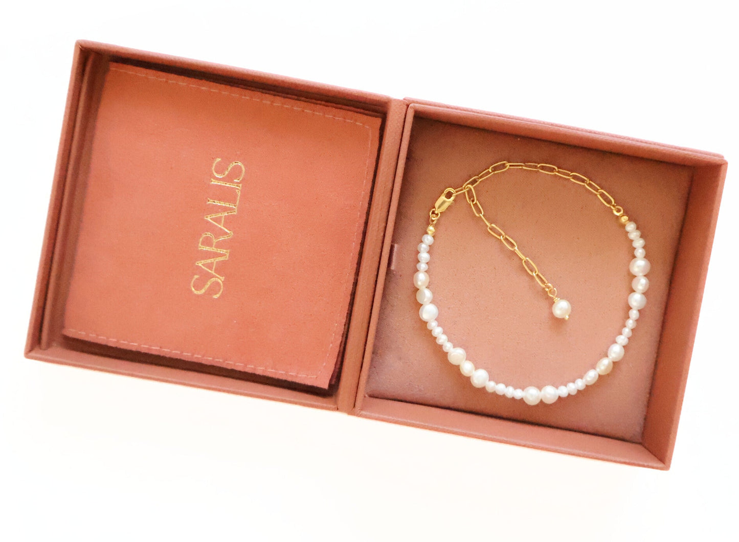 Bratara dn argint placat cu aur de 24k si perle de cultura naturale, albe, cadou ideal pentru Craciun, creat in atelierul Saralis