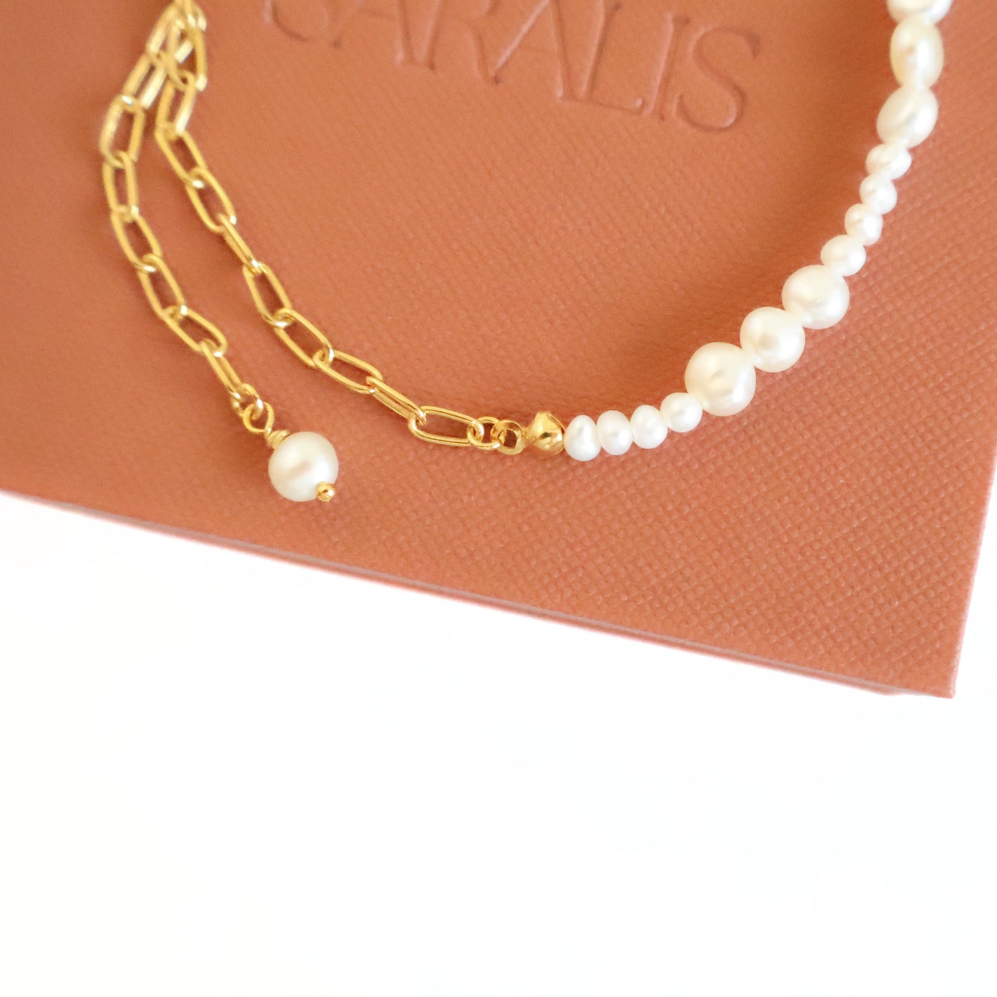 Bratara dn argint placat cu aur de 24k si perle de cultura naturale, albe, cadou ideal pentru Craciun, creat in atelierul Saralis