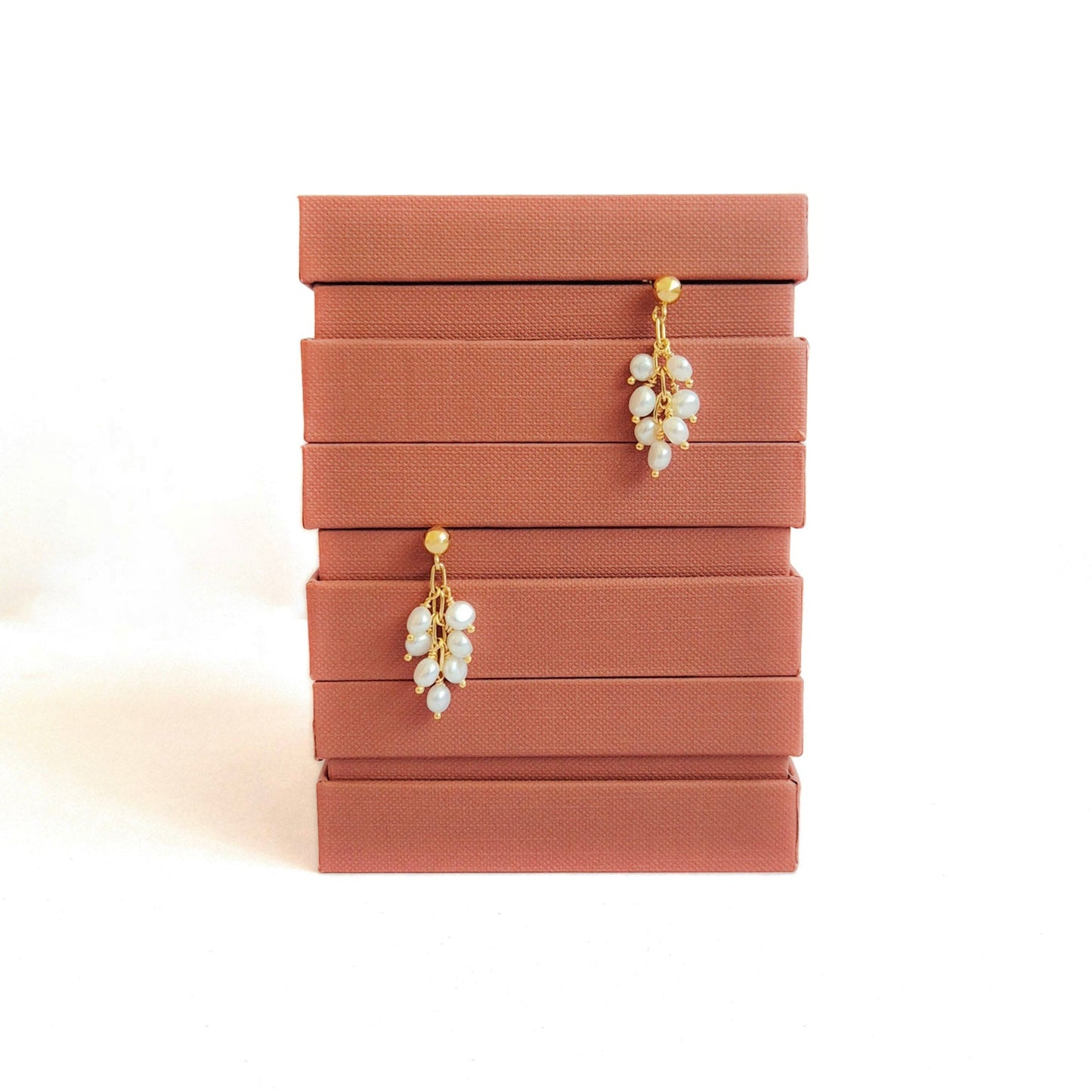 cercei cu perle  albe delicate din argint placat cu aur de 24k, realizati manual in atelierul Saralis si ambalaj premium de cadou