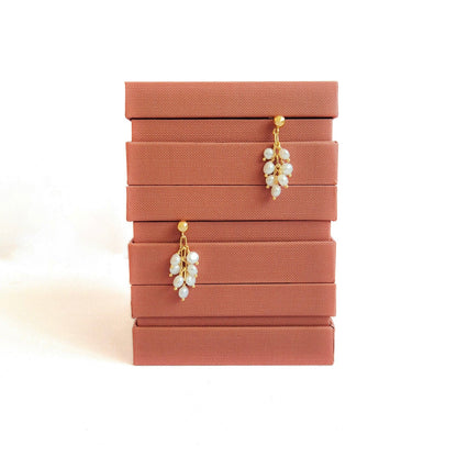 cercei cu perle  albe delicate din argint placat cu aur de 24k, realizati manual in atelierul Saralis si ambalaj premium de cadou