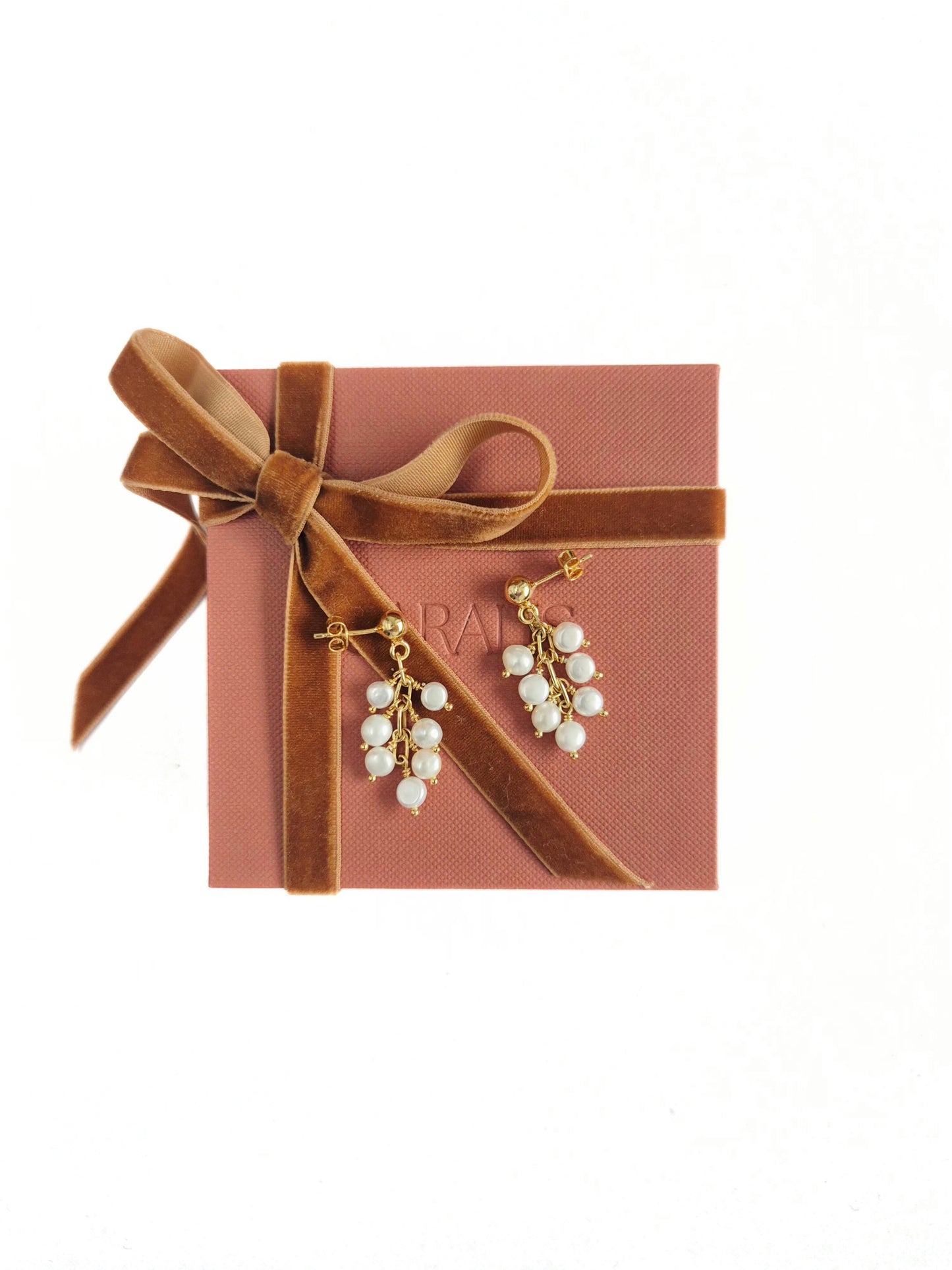 cercei cu perle  albe delicate din argint placat cu aur de 24k, realizati manual in atelierul Saralis si ambalaj premium de cadou