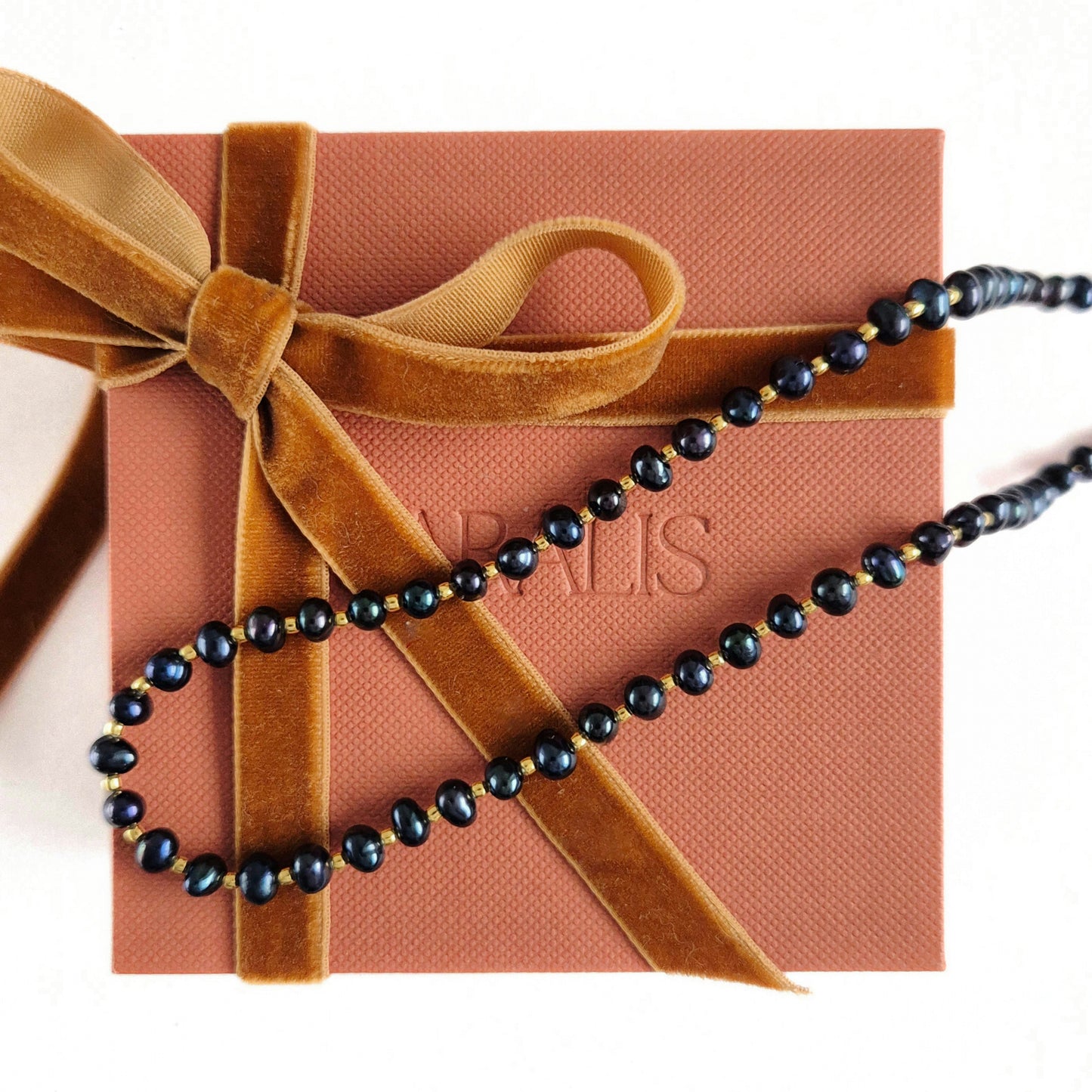 colier cu perle negre si argint placat cu aur de 24k, realizat manual in atelierul Saralis si ambalaj premium de cadou