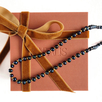 colier cu perle negre si argint placat cu aur de 24k, realizat manual in atelierul Saralis si ambalaj premium de cadou