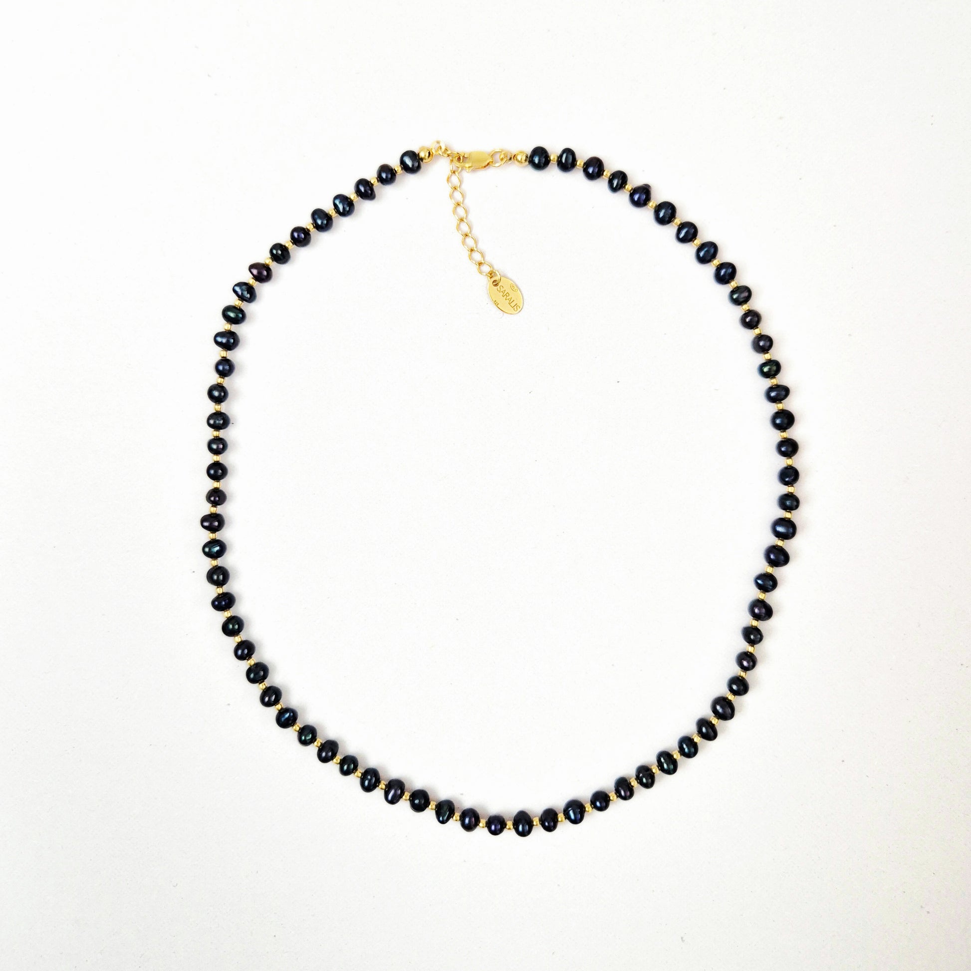 colier cu perle negre si argint placat cu aur de 24k, realizat manual in atelierul Saralis