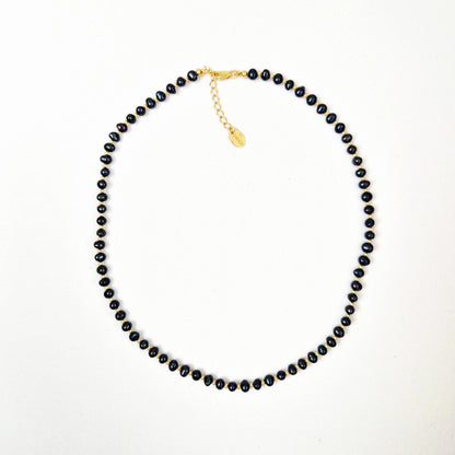 colier cu perle negre si argint placat cu aur de 24k, realizat manual in atelierul Saralis
