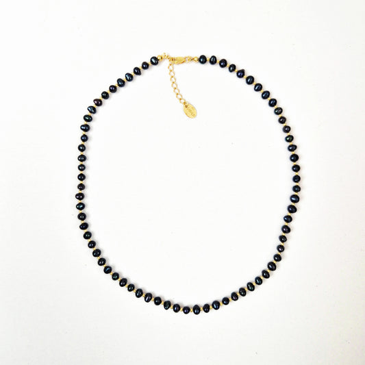 colier cu perle negre si argint placat cu aur de 24k, realizat manual in atelierul Saralis