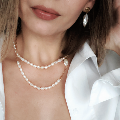 colier din argint placat cu aur de 24k si perle baroc, realizat manual in atelierul Saralis, purtat de model