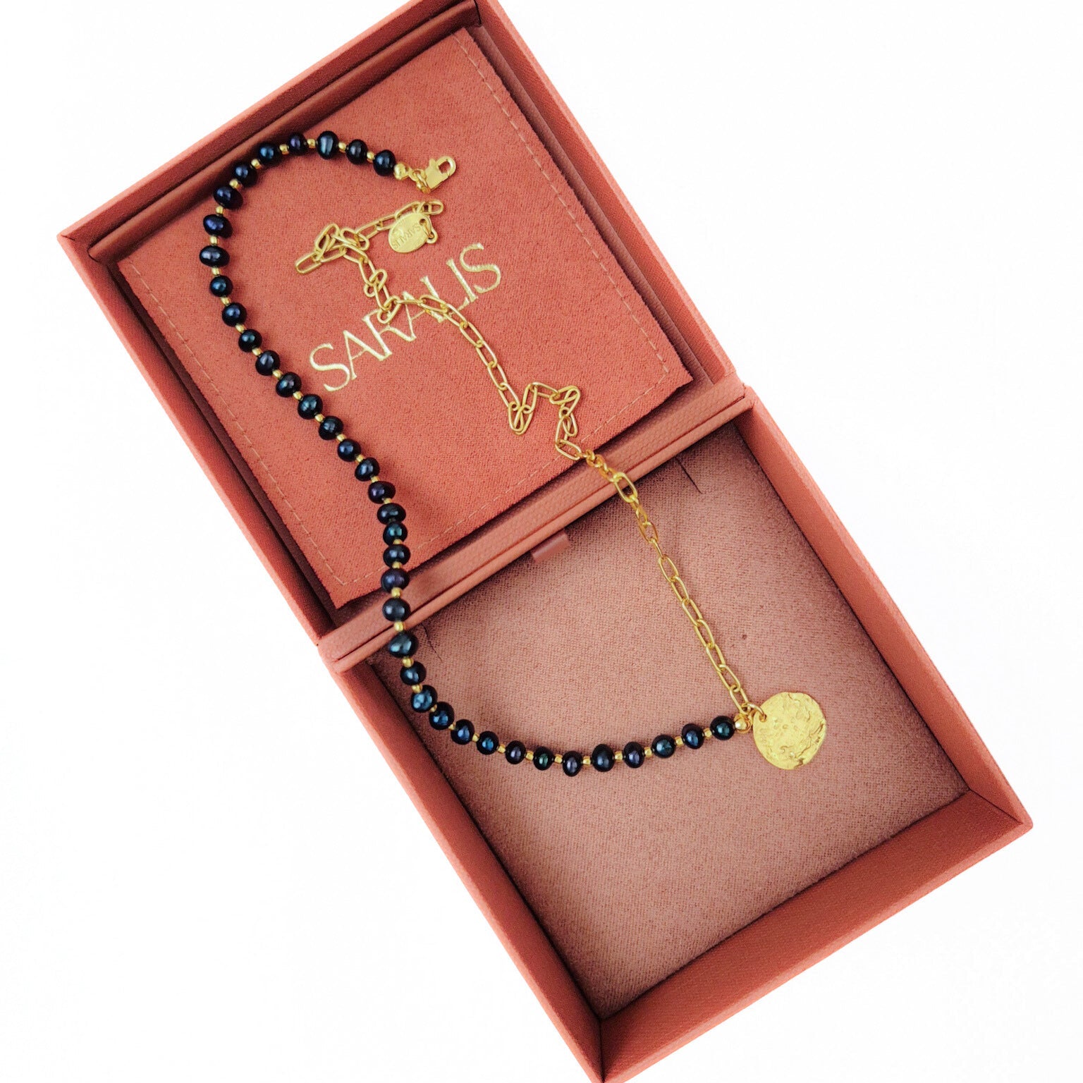 colier din perle negre si  lant cu pandantiv din argint placat cu aur de 24k, realizat manual in atelierul Saralis si ambalaj premium de cadou