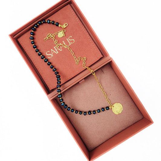colier din perle negre si  lant cu pandantiv din argint placat cu aur de 24k, realizat manual in atelierul Saralis si ambalaj premium de cadou