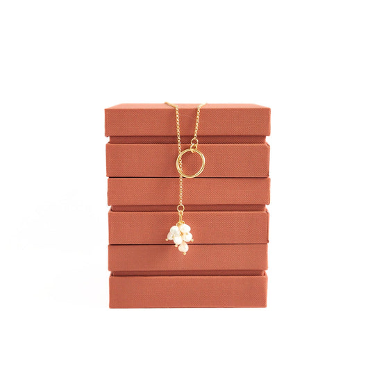 colier din argint placat cu aur cu perle tip cascada, realizat manual in atelierul Saralis