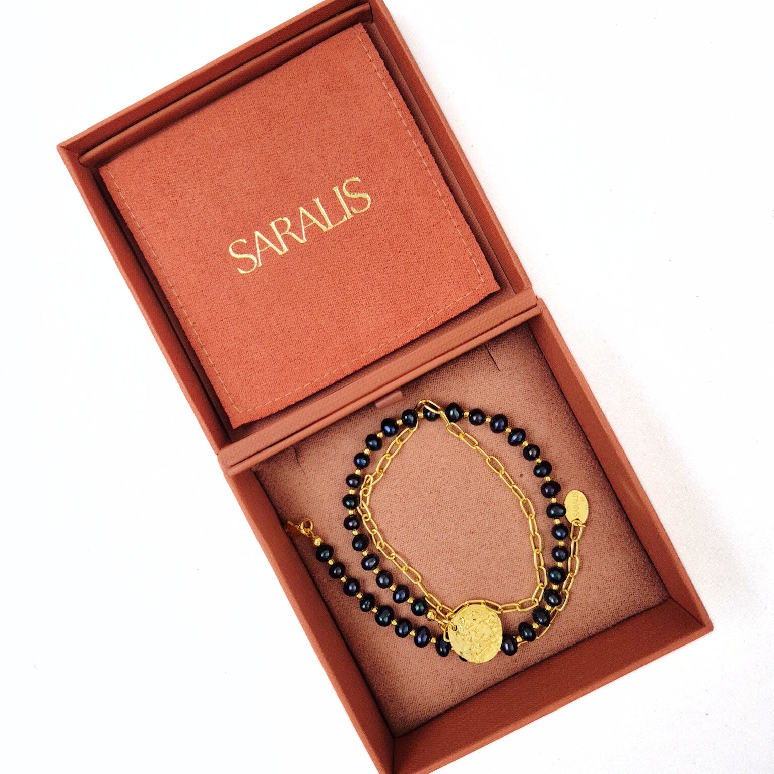 colier din perle negre si  lant cu pandantiv din argint placat cu aur de 24k, realizat manual in atelierul Saralis si ambalaj premium de cadou