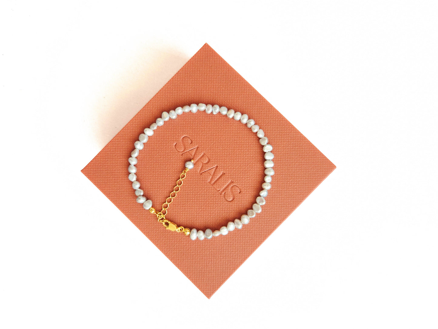 Bratara din argint placat cu aur de 24k si perle de cultura gri, cadou Craciun