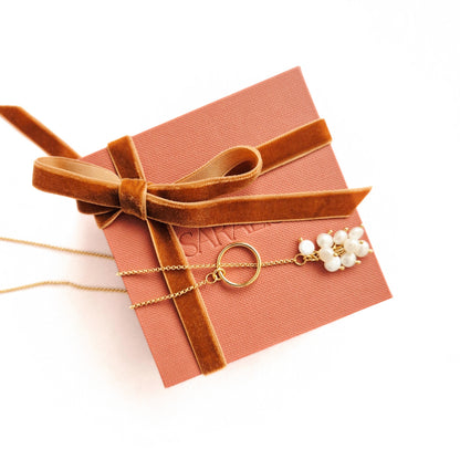 colier din argint placat cu aur cu perle tip cascada, realizat manual in atelierul Saralis