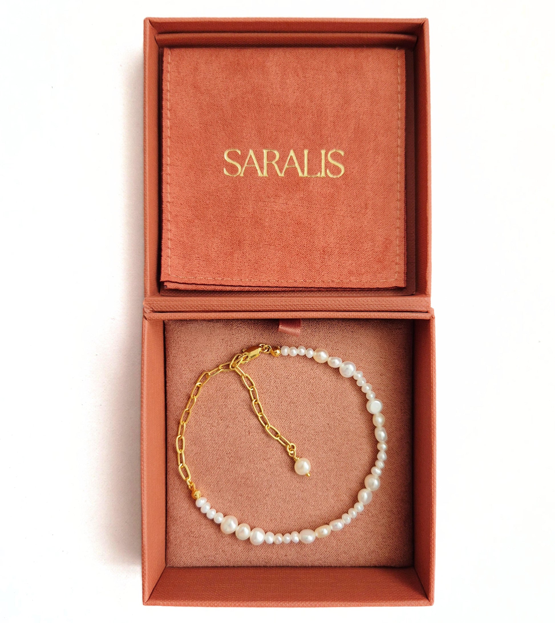 Bratara dn argint placat cu aur de 24k si perle de cultura naturale, albe, cadou ideal pentru Craciun, creat in atelierul Saralis