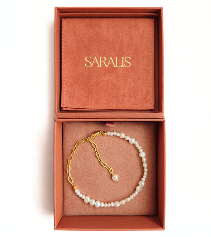 Bratara dn argint placat cu aur de 24k si perle de cultura naturale, albe, cadou ideal pentru Craciun, creat in atelierul Saralis